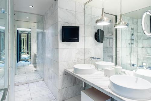 Palms Place One Bedroom Suite 1220 sqft thumb 3