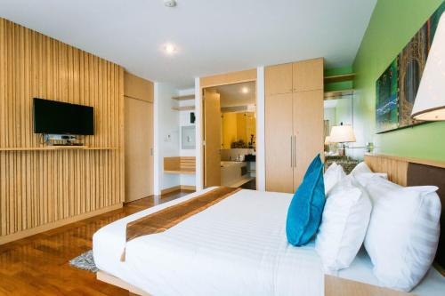1 king bed, 1 sofa bed