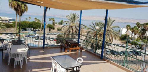 מרפסת, מלון פנורמה (Panorama Hotel) in טבריה