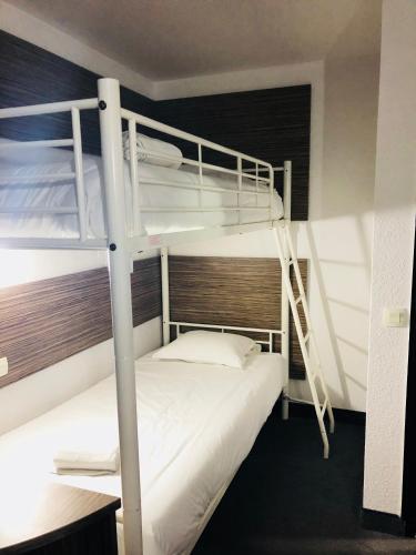1 twin bed, 2 bunk beds