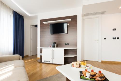 Abba Hotel Ideally located in the Voždovac area, Abba Hotel promises a relaxing and wonderful visit. The property offers a wide range of amenities and perks to ensure you have a great time. Service-minded staff