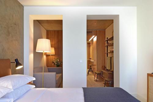 Family Studio (2 Adults + 2 Children) image 1