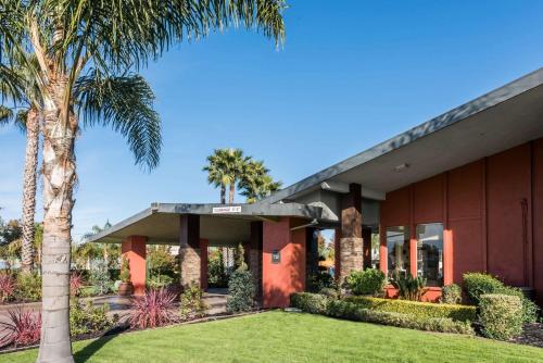 Days Inn & Suites by Wyndham Lodi