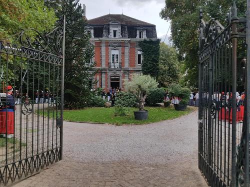 Château Lambert Hotel Restaurant Near Airport - image 3