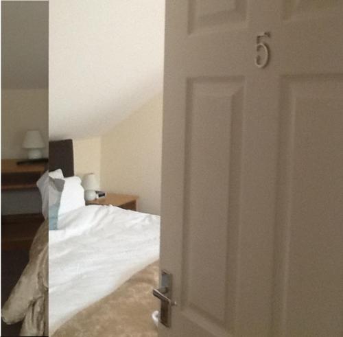 Holly Lodge - image 2