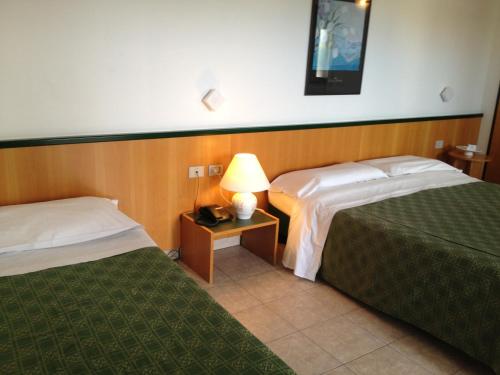1 queen bed, 1 twin bed