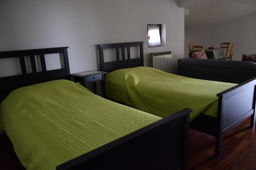 2 twin beds