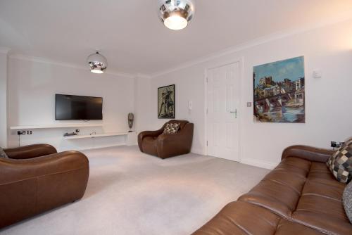 Dalton Crescent - image 10