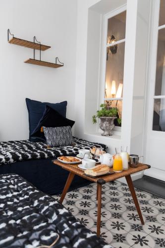 1 queen bed, 2 sofa beds