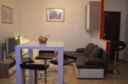One-Bedroom Apartment image 1