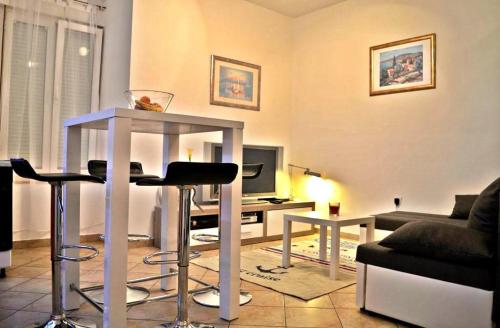 Apartments with WiFi Rijeka - 13882 