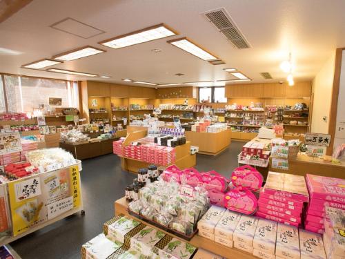 Itoen Hotel Iizakakanouya Itoen Hotel Iizakakanouya is a popular choice amongst travelers in Fukushima, whether exploring or just passing through. The property offers a wide range of amenities and perks to ensure you have a gr