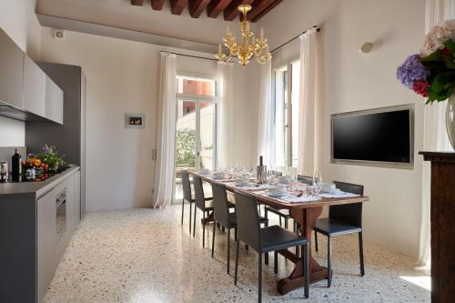 Luxury Two-Bedroom Apartment with Terrace and Canal View image 10