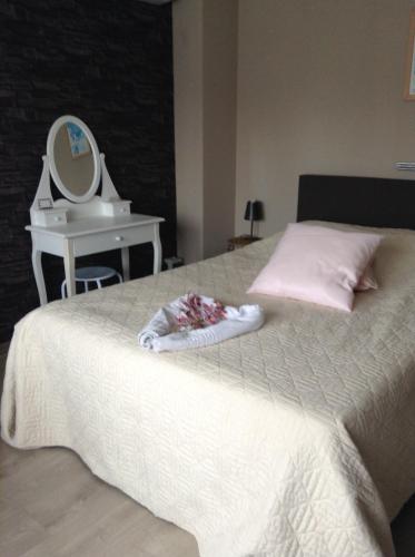 Guesthouse De Steenberg tweepersoonskamer met grote badkamer, kitchenette en tuinzicht op de eerste verdieping