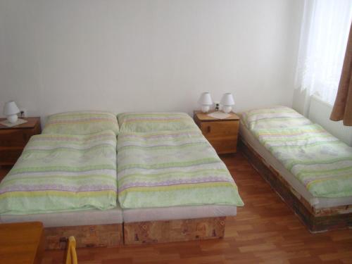 5 twin beds