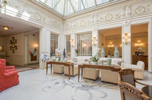 Empfangshalle, Hotel Corona d'Oro 1890 near Museo Civico Archeologico