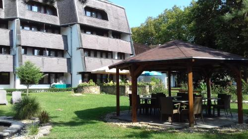Kert, Hotel Jogar in Balatonföldvar