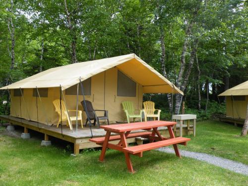 Prêts-à-camper Camping Tadoussac (Prets-a-camper Camping Tadoussac) in 泰道沙克 (QC)