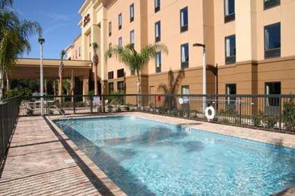 a swimming pool with a pool table in front of it, Hampton Inn and Suites Ocala Belleview in Ocala (FL)