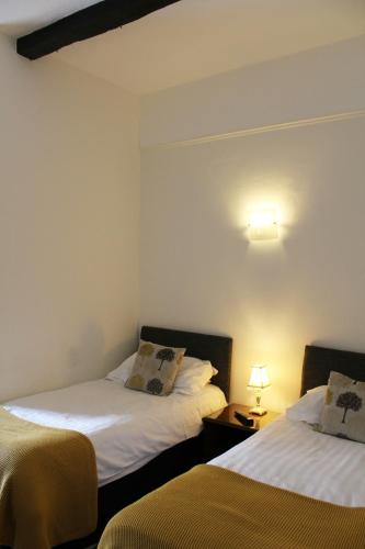 2 twin beds