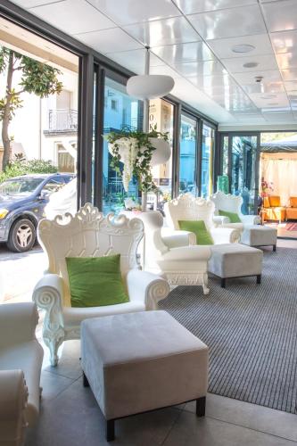 设施服务, 冲绳酒店 (Hotel Okinawa) in 里米尼