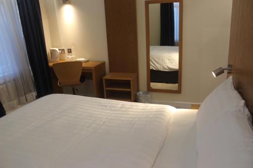 Corona Hotel Rotherham Sheffield Meadowhall - image 5