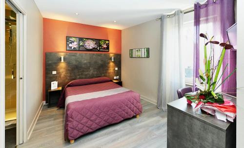 1 double bed, 1 twin bed