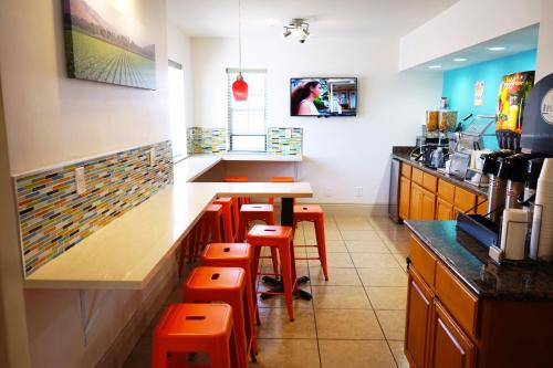 ฮาวเวิร์ด จอห์นสัน บาย วินด์แฮม แซลินาส (Howard Johnson by Wyndham Salinas) in ซาลินาส (CA)