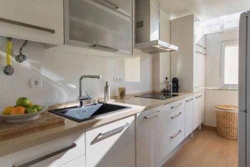 Belem 2BR with Balcony & City Views by LovelyStay 3