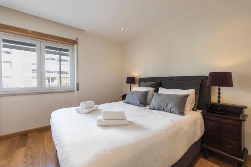 Belem 2BR with Balcony & City Views by LovelyStay 4