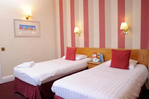 Standard Twin Room image 3