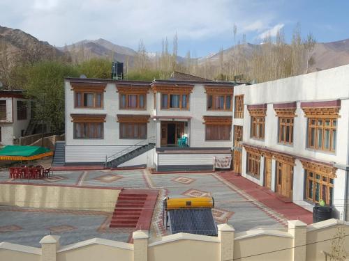 Shanti Stupa