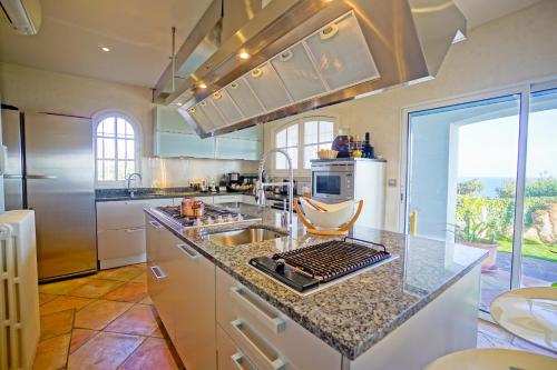 Luxueuse Villa surplombant la mer - vue incroyable gîte à louer Golf Valescure