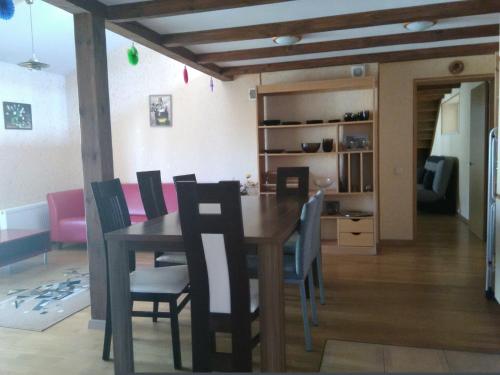 Létesítmények, Kotedzas Melnrageje in Giruliai