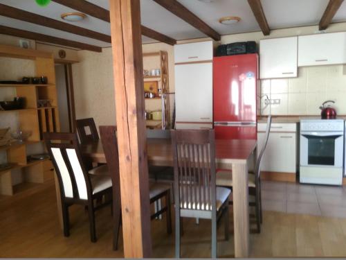 Létesítmények, Kotedzas Melnrageje in Giruliai