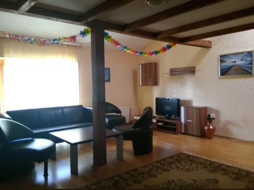 Közös társalgó / TV, Kotedzas Melnrageje in Giruliai