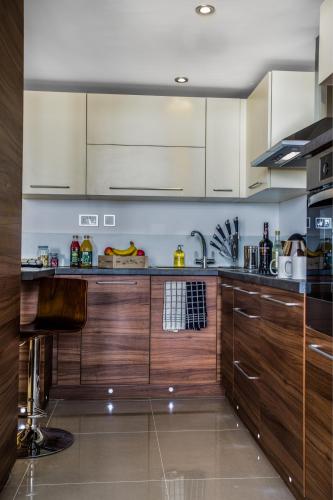 ห้องครัว, เลอ โกรฟ เซอร์วิส อพาร์ทเมนท์ (Le Grove Serviced Apartments) in วัตฟอร์ด