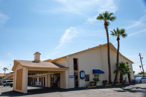 Entrance, Travel Inn in West Phoenix