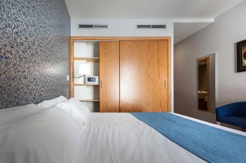 Double or Twin Room with Balcony image 10
