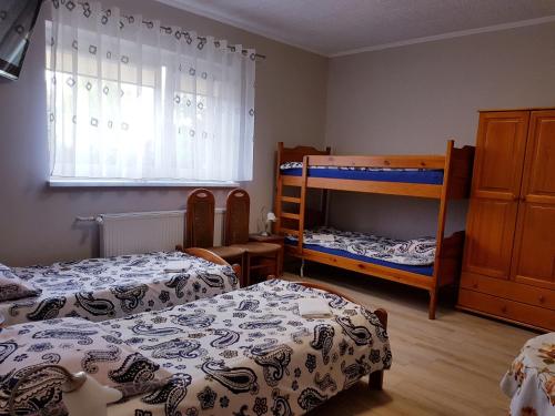 3 twin beds