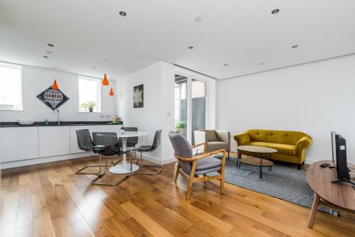 New Modern 2bd Flat In Shoreditch With Balcony, Hoxton, London