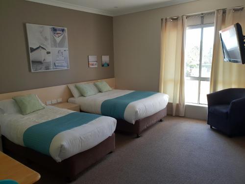 2 queen beds, 1 twin bed