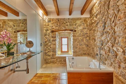 Habitación Doble con terraza y bañera de hidromasaje - Anexo  - Uso individual Cas Comte Suites & Spa - Adults Only 3