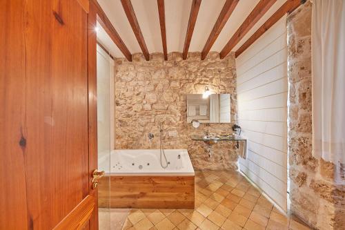 Habitación Doble Superior con bañera de hidromasaje Cas Comte Suites & Spa - Adults Only 36