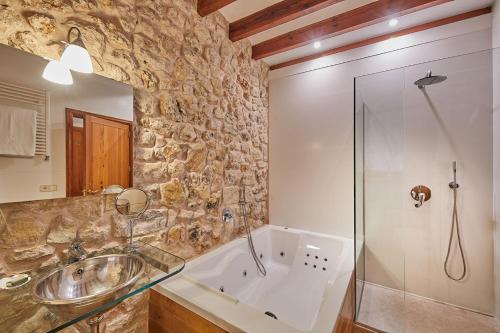 Habitación Doble Superior con bañera de hidromasaje Cas Comte Suites & Spa - Adults Only 11