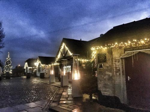 Guy's Thatched Hamlet