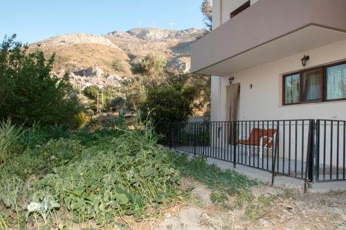 Garden and mountain view Akoumia-Triopetra in Akoúmia
