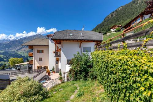 Kert, Hotel Kronhof in Moso In Passiria