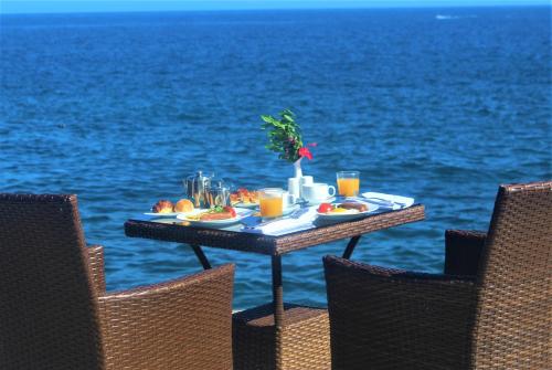 Restaurante, Retaj Moroni in Moroni