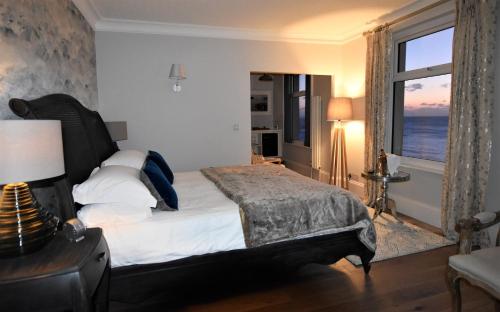 Watersmeet Hotel - image 5